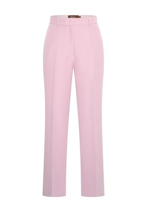 Jasnoróżowe spodnie o dopasowanym kroju, prostych nogawkach, gładkiej fakturze i szlufkach na pasek. Zamek i zapięcie na hak, brak kieszeni.