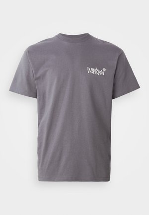 Graues Baumwoll-T-Shirt mit Rundhalsausschnitt und kurzen Ärmeln, mit weißem "Witopia"-Logo auf der linken Brustseite bedruckt.