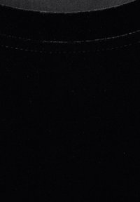 Schwarzer Samtstoff mit einer weichen, glatten Textur und leichtem Glanz, mit einem runden Halsausschnitt und sauberem Stich entlang der Kanten.