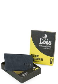 Cartera de ante azul oscuro con logo en relieve y cremallera plateada presentada en una caja de cartón negra y amarilla etiquetada "Accesorios Genuinos".