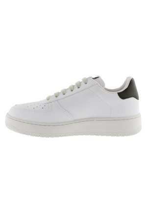Zapatilla baja blanca con cordones blancos, puntera perforada y talón negro, exhibida sobre un fondo blanco puro.