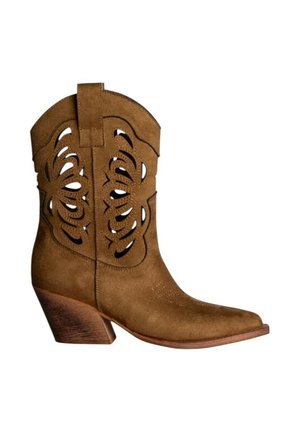 Bota vaquera de ante marrón con patrones florales recortados, tacón apilado inclinado y punta puntiaguda, vista de perfil sobre fondo blanco.