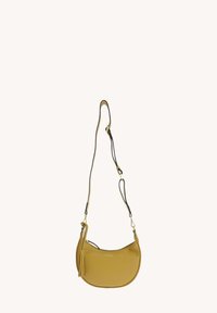 Sac à épaule en cuir jaune avec une forme incurvée, bandoulière noire réglable et un détail de frange sur le côté. Texture lisse et quincaillerie minimale.