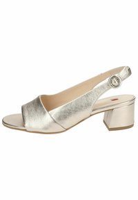Metallisk guld åben tå slingback sandal med en bred rem, en rund blokhæle og en cirkulær spænde detalje på ankelremmen.