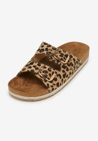 Sandali slides in stampa leopardata con due cinghie regolabili, tomaia in finta pelliccia color nocciola, fibbie dorate e suola texturizzata.