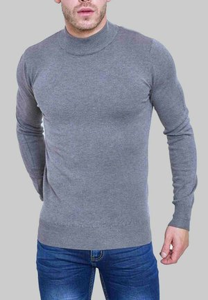 Pull gris à manches longues avec un col montant, confectionné en tissu tricot lisse, présentant un design ajusté et des coutures minimales.