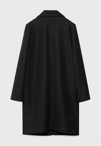 Zwarte lange overjas met rechte snit, lange mouwen, inslagkraag en naad in het midden van de rug op een effen lichtgrijze achtergrond.