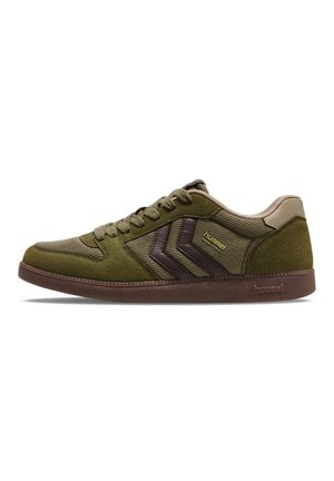 Lavprofil olivengrøn ruskind og mesh sneaker med brun sål, snøredesign og mørkt chevron-logo på siden.