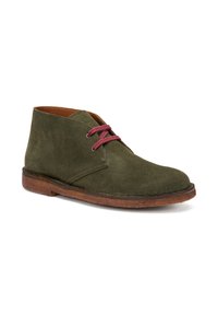 Stivale alla caviglia in suede verde oliva con punta arrotondata e lacci bordeaux, caratterizzato da una fodera in pelle marrone e una suola resistente.