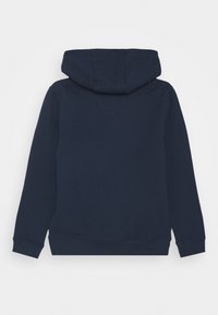 Granatowy hoodie z kieszenią kangurką, ściągaczami przy mankietach i u dołu. Wyposażony w kaptur ze sznurkiem oraz gładką, teksturowaną tkaninę.