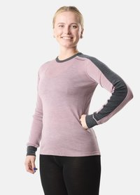 Camicia a maniche lunghe rosa chiaro con accenti grigio scuro sulle maniche e colletto. Tessuto morbido, design aderente e logo del marchio visibile sulla spalla.