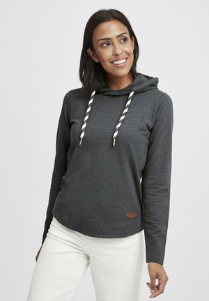 Haut à capuche gris foncé en matériau doux, avec un col à cordons de serrage orné de rayures noires et blanches et un petit écusson en cuir marron au niveau de l'ourlet.