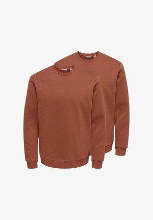 Zwei schlichte, rostbraune Sweatshirts mit Rundhalsausschnitt, gerippten Bündchen und Saum, leicht übereinander gestapelt auf weißem Hintergrund.