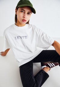 Levi's® GRAPHIC STACK TEE - Print T-shirt - bright white