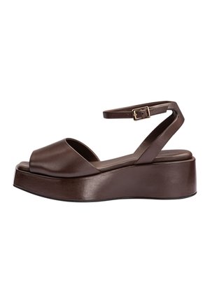 Braune Plateausandale aus Leder mit offenem Zehenbereich und einem Knöchelriemen mit goldener Schnalle, Seitenansicht vor weißem Hintergrund.