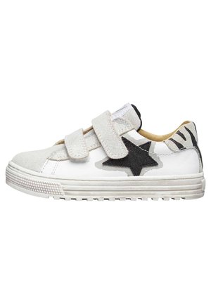 Sneaker in velcro bianche, con punta in suede grigio testurizzato, accento a stella nera e tallone a righe bianco e nero. Suola in gomma con battistrada strutturato.
