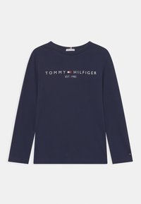 Námořnické tričko s dlouhým rukávem vyrobené z bavlny, s bílým logem "TOMMY HILFIGER" a textem "EST. 1985". Klasický kulatý výstřih a přiléhavý střih.