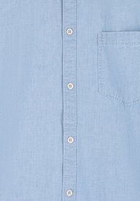 Lichtblauw overhemd met knoopsluiting, met een gladde textuur, voorzien van een borstzak en witte knopen langs de voorkant. Eenvoudig, klassiek ontwerp.