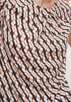 Vestido sin mangas con tela estampada con formas entrelazadas en negro, blanco y terracota, textura suave y detalle sutil de pliegues.