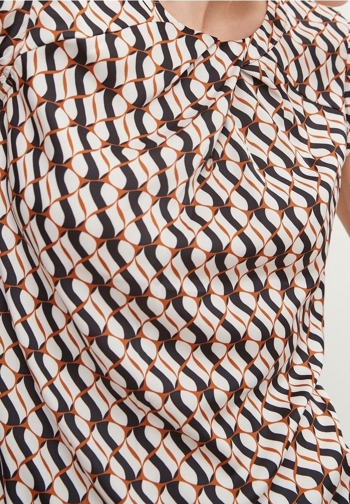 Robe sans manches en tissu à motifs avec des formes entrelacées en noir, blanc et terre cuite, texture lisse et détail de plis subtils.