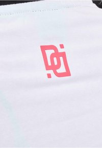 țesătură albă cu o textură netedă, prezentând un grafic de logo roz. Designul include litere suprapuse și accente minimale.
