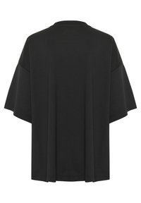 Sort kortærmet T-shirt lavet af blødt stof, med en løs pasform, brede ærmer og en rund halsudskæring. Ingen synlige mønstre eller accenter.