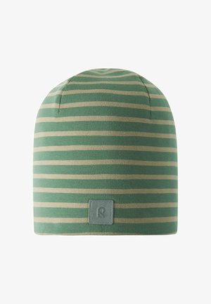 Berretto a maglia verde e beige a strisce con cima arrotondata e una toppa in pelle quadrata con un dettaglio del logo in rilievo.