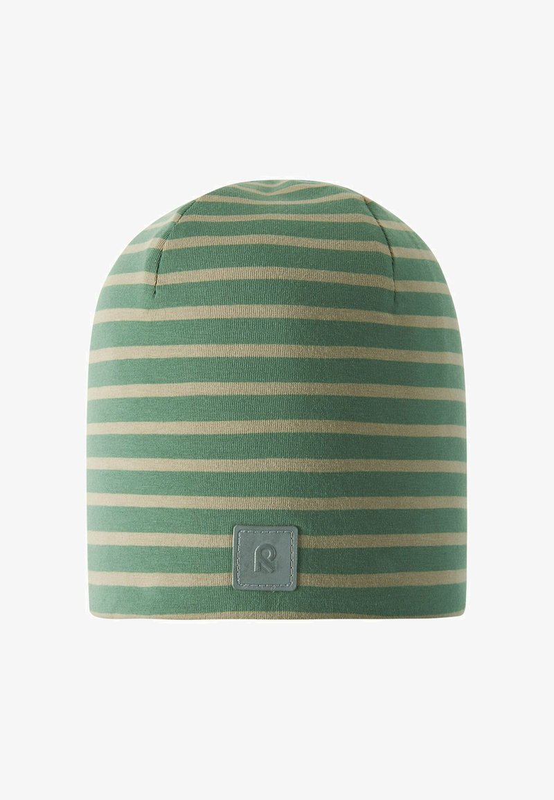 Zielono-beżowa czapka dzianinowa w paski z zaokrąglonym wierzchem i kwadratową skórzaną łatą z wypukłym logo.