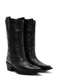 Botas de vaquero de cuero negro con diseño floral bordado, punta afilada, tacón bajo apilado y lengüetas para facilitar su uso.