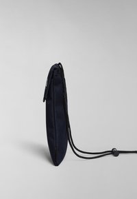 Sacchetto in tessuto blu navy con profilo sottile, superficie texturizzata, chiusura a coulisse e una piccola etichetta di marca sulla parte superiore.