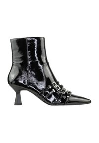 Stivaletto in vernice nera con punta affusolata e tacco medio. Presenta cinturini decorativi con ferramenta argentata sulla parte anteriore.