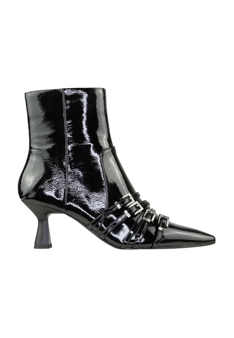 Stivaletto in vernice nera con punta affusolata e tacco medio. Presenta cinturini decorativi con ferramenta argentata sulla parte anteriore.