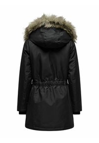 Černá parka s kožešinovou podšívkou na kapuci, staženým pasem, dlouhými rukávy a hladkým povrchem. Má elastické manžety a délku do poloviny stehna.