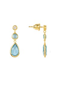 Pendientes colgantes en tono dorado con tres piedras preciosas facetadas: una piedra redonda clara, una ovalada azul claro y una piedra azul en forma de lágrima.