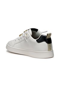 Witte leren sneaker met gouden oogjes, zwarte lakaccenten en een gestructureerde gouden hieltab. Platte zool met stikseldetails.