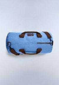 Sac polochon bleu clair avec des poignées et des sangles marron, comprenant une fermeture éclair et un petit écusson ressemblant au drapeau norvégien.