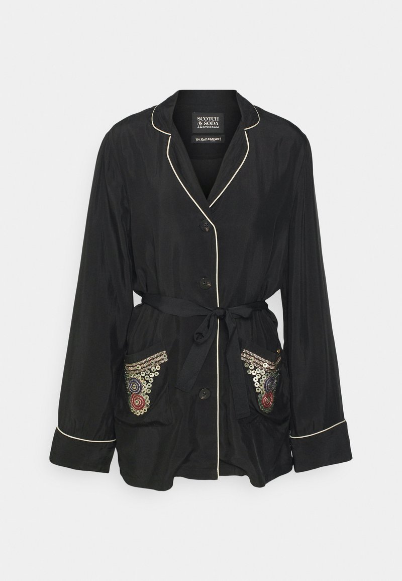 Zwarte satijnen ochtendjas met een reverskraag, een ceintuur in de taille, knopen aan de voorkant en geborduurde zakken met kleurrijke patronen en metallic accenten.