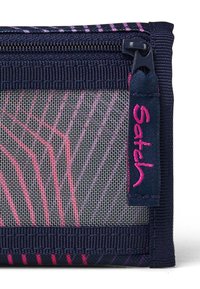 Marinefarbener Stoffbeutel mit einem geometrischen Muster in Pink und Lila, mit Reißverschluss und einem seitlichen Etikett, das mit pinkem Faden "Satch" gestickt ist.