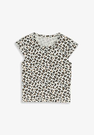 Biały t-shirt z krótkim rękawem, okrągłym dekoltem i brązowo-czarnym wzorem w panterkę na całej powierzchni.