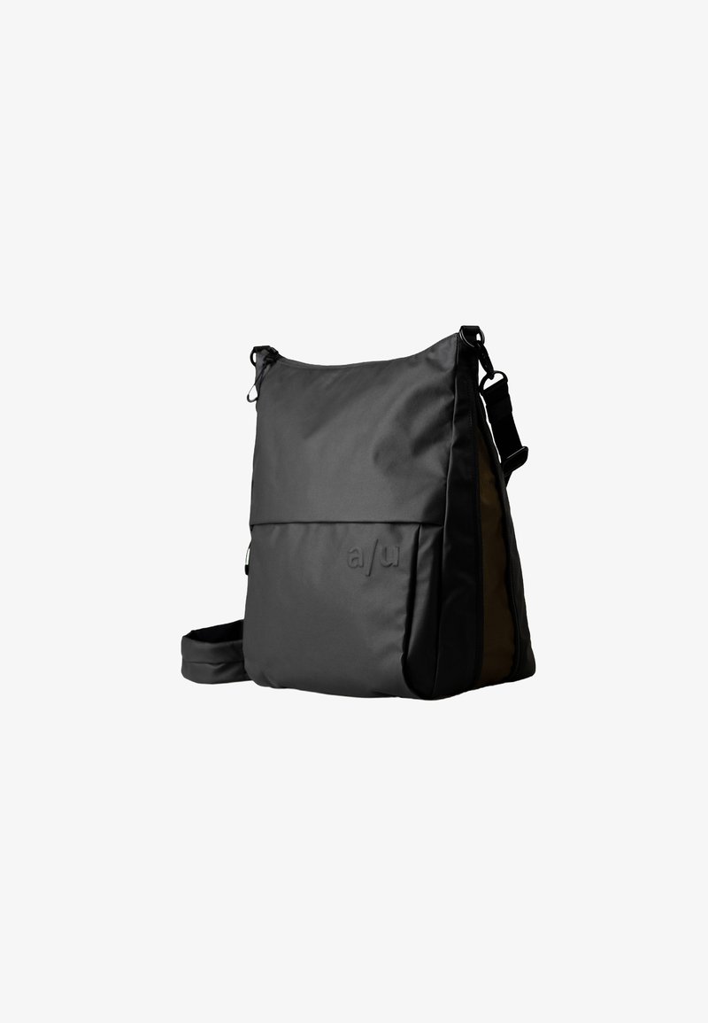 Borsa a tracolla rettangolare nera con tracolla regolabile, tasca frontale e sottile logo "a/u" in rilievo su tessuto liscio.