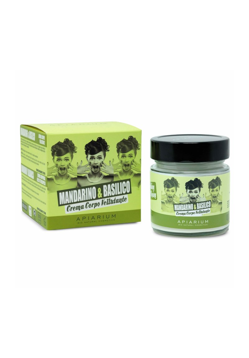Barattolo di crema per il corpo e scatola di colore verde vivace, decorate con immagini vintage in bianco e nero. L'etichetta riporta "Mandarino & Basilico" in carattere bianco in grassetto.