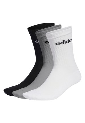 Tres pares de calcetines Adidas en negro, gris y blanco. Hechos de tela acanalada, cada par presenta el logo de Adidas en color en contraste en el puño.