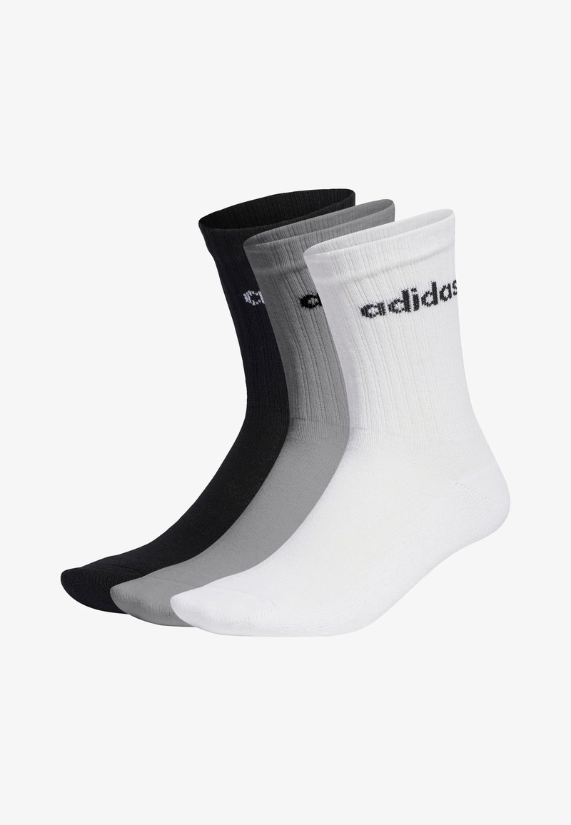 Tres pares de calcetines Adidas en negro, gris y blanco. Hechos de tela acanalada, cada par presenta el logo de Adidas en color en contraste en el puño.