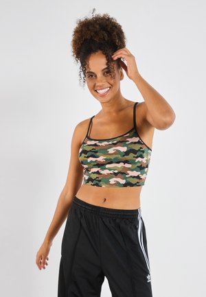 Top court camouflage en vert, marron et rose clair, avec de fines bretelles noires. Assorti à un pantalon de sport noir avec des rayures blanches sur les côtés.
