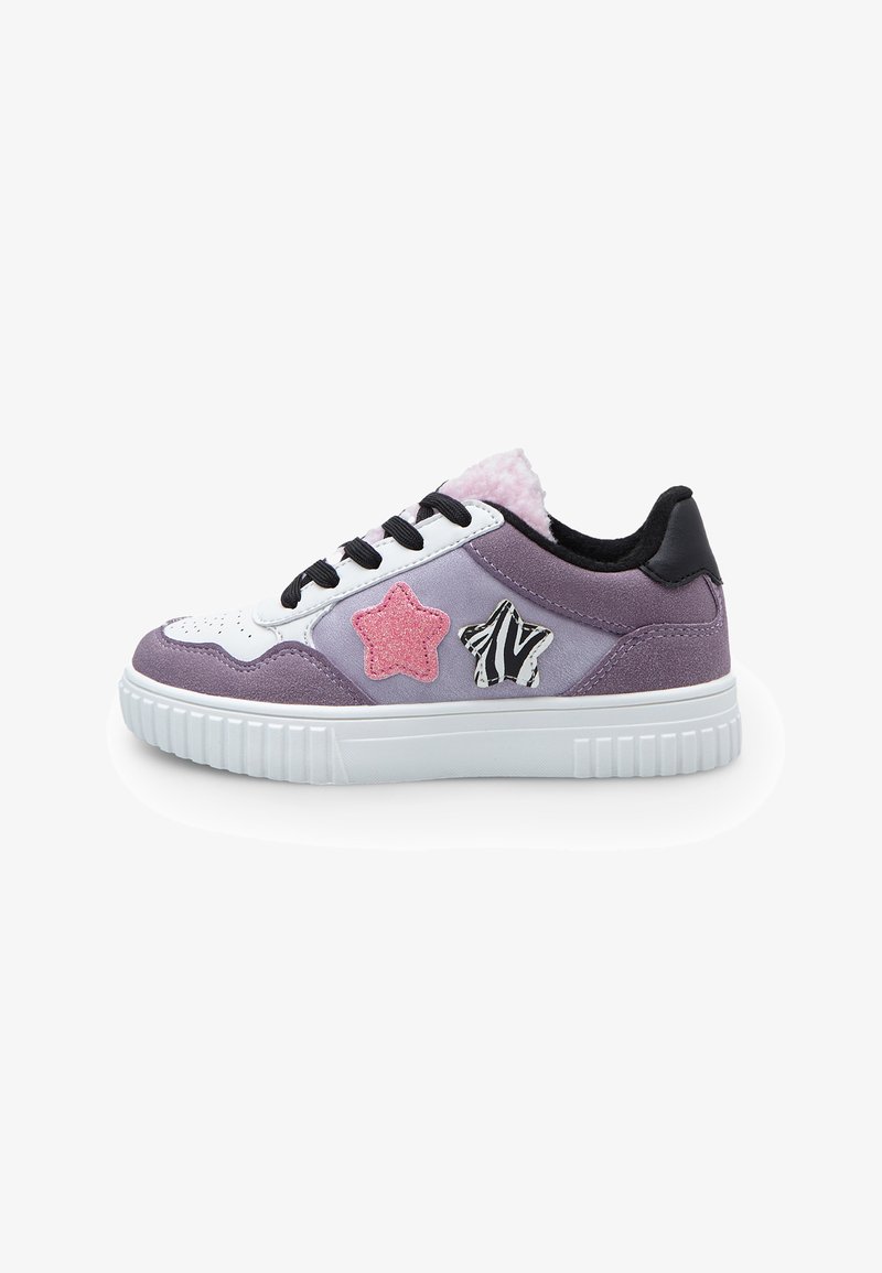 Sneakers z białym i purpurowym wzorem, wyposażone w różowy brokatowy gwiazdkowy akcent i akcenty w zebrę, czarne sznurówki oraz teksturowaną gumową podeszwę.