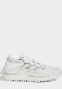Sneakers tricotate albe, cu trei dungi argintii, și un superior texturat, talpă căptușită și o talpă din cauciuc cu crestături pentru tracțiune.