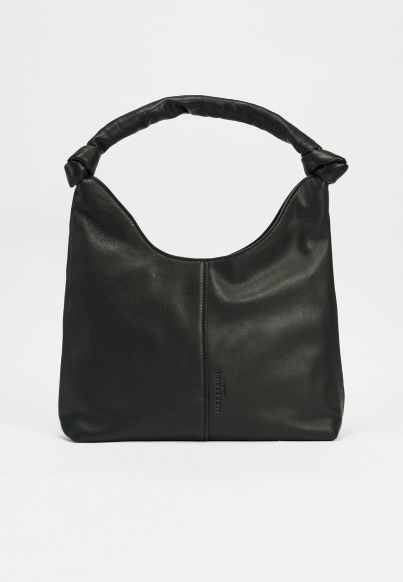 Schwarze Leder-Umhängetasche mit einem geknoteten Henkel, lässigem Design, nahtloser Textur und dezent geprägtem Branding auf einer Seite.