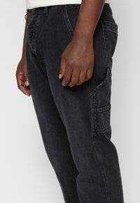 Pepe Jeans ADAMS - Calças de ganga de perna direita - black denim