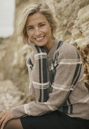 AMELIA - Pullover - brown grey chalk knit check
