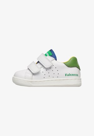 Weißer Kindersneaker mit grünem Fersenriegel, blauer Zunge, zwei weißen Klettverschlüssen und dem Schriftzug "Falcotto" an der Seite.